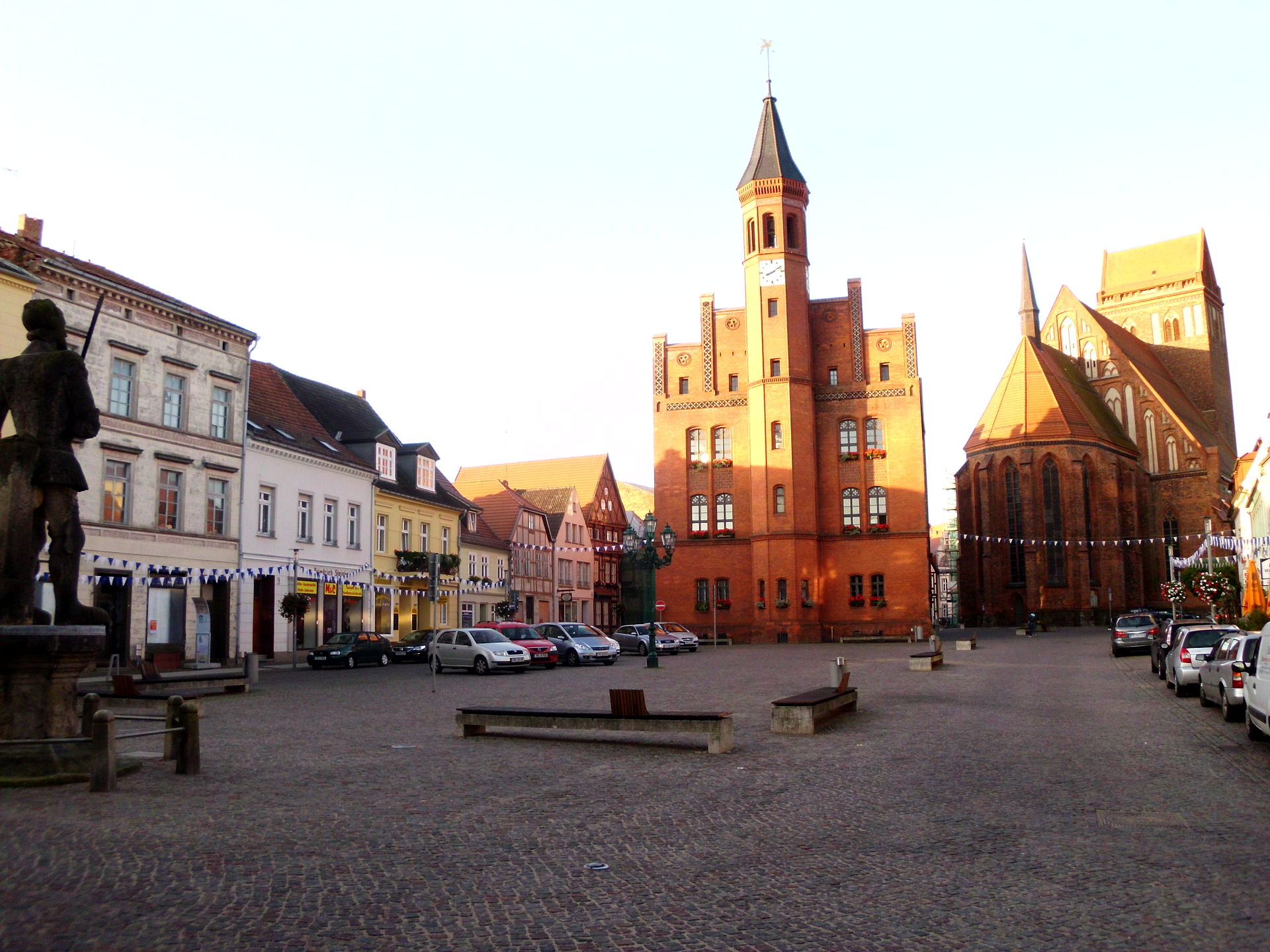 Perleberg Großer Markt mit Sonne